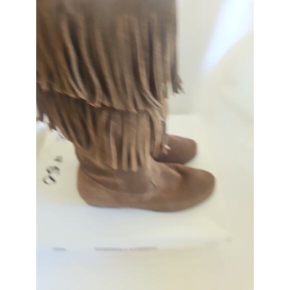 MINNETONKA,S 5 TYLE #1688, LADIES , BROWN SUEDE 2 LAYER FRINGED MID-CALF BOOTS . - Picture 4 of 9